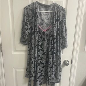 Rene Rofe Black and White Floral Lace Robe and nightie. 2 piece set.